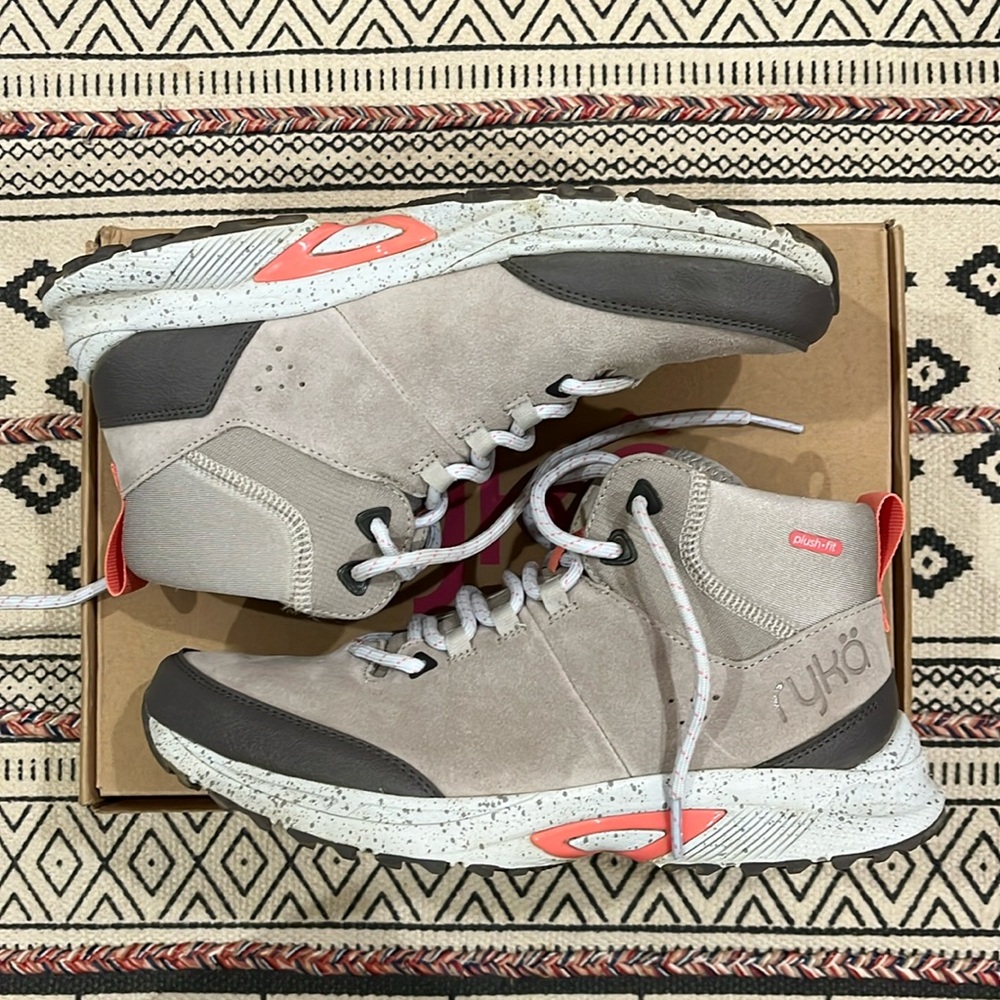 Like new Ryka summit trail mid hiking boot